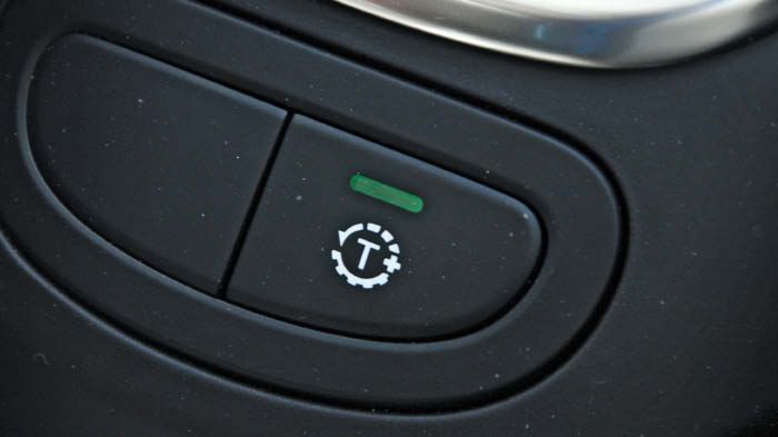 Στη βάση της κεντρικής κονσόλας βρίσκεται το κουμπί για την ενεργοποίηση του Traction+.